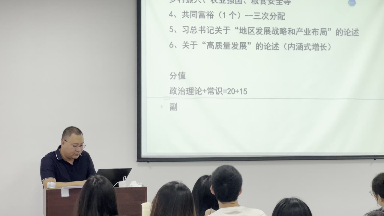 江西向上教育南昌校区线下课堂，学生仅展示背影