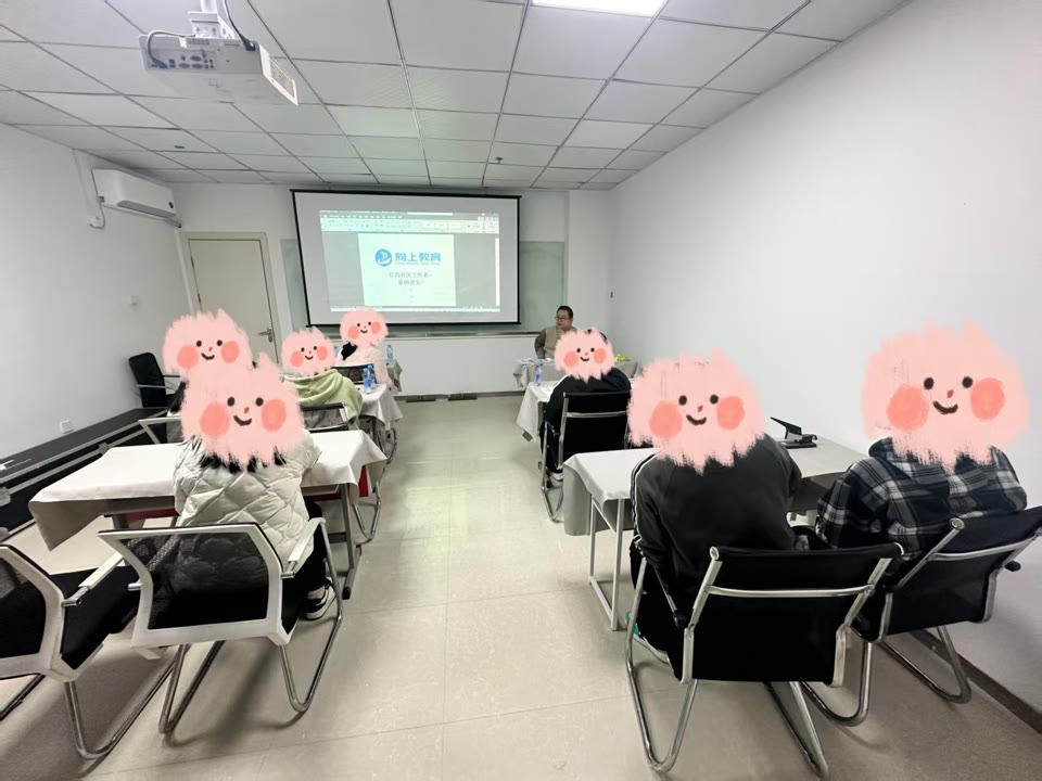 江西向上教育抚州校区面授课堂，学生面部已打码